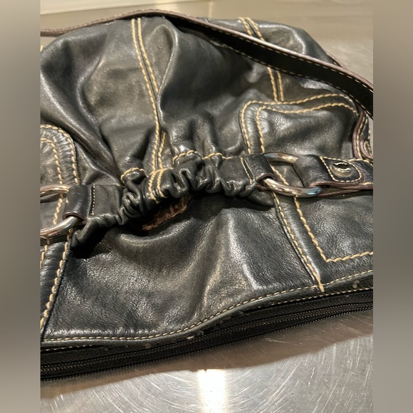 Tignanello Leather crossbody Bag Satchel Black, multiple pockets. - Picture 5 of 14